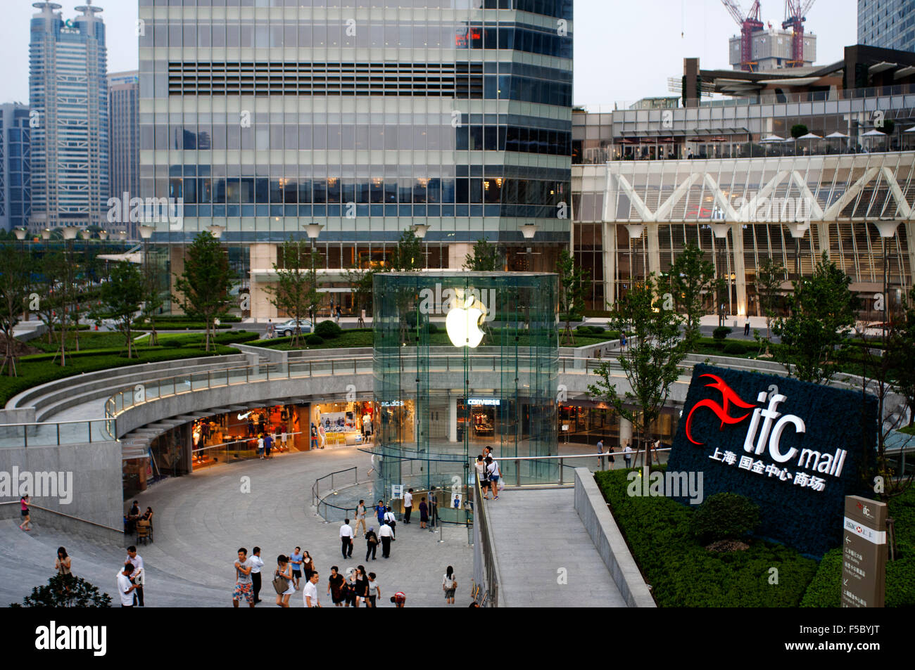 Apple Computer Store im Finanzviertel Lujiazui in Pudong in Shanghai, China. Ansicht des großen modernen Apple Store in Shanghai Stockfoto