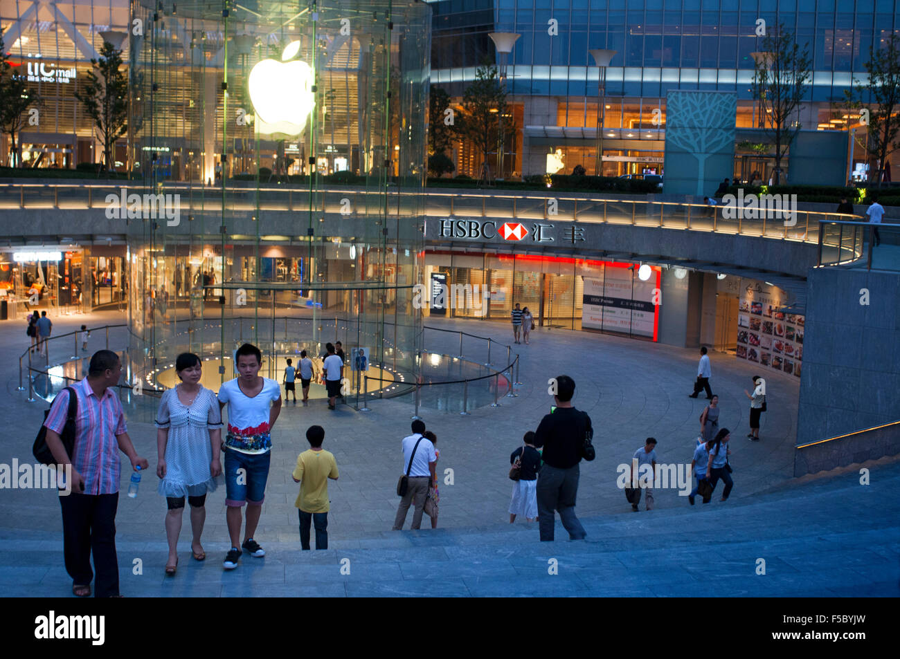 Apple Computer Store im Finanzviertel Lujiazui in Pudong in Shanghai, China. Ansicht des großen modernen Apple Store in Shanghai Stockfoto