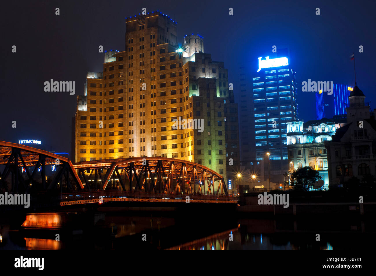 Gartenbrücke shanghai. Suzhou Creek, Waibaidu (Garten) Brücke, Nachtbeleuchtung, Shanghai, China. Die Waibaidu Brücke, Wàib Stockfoto