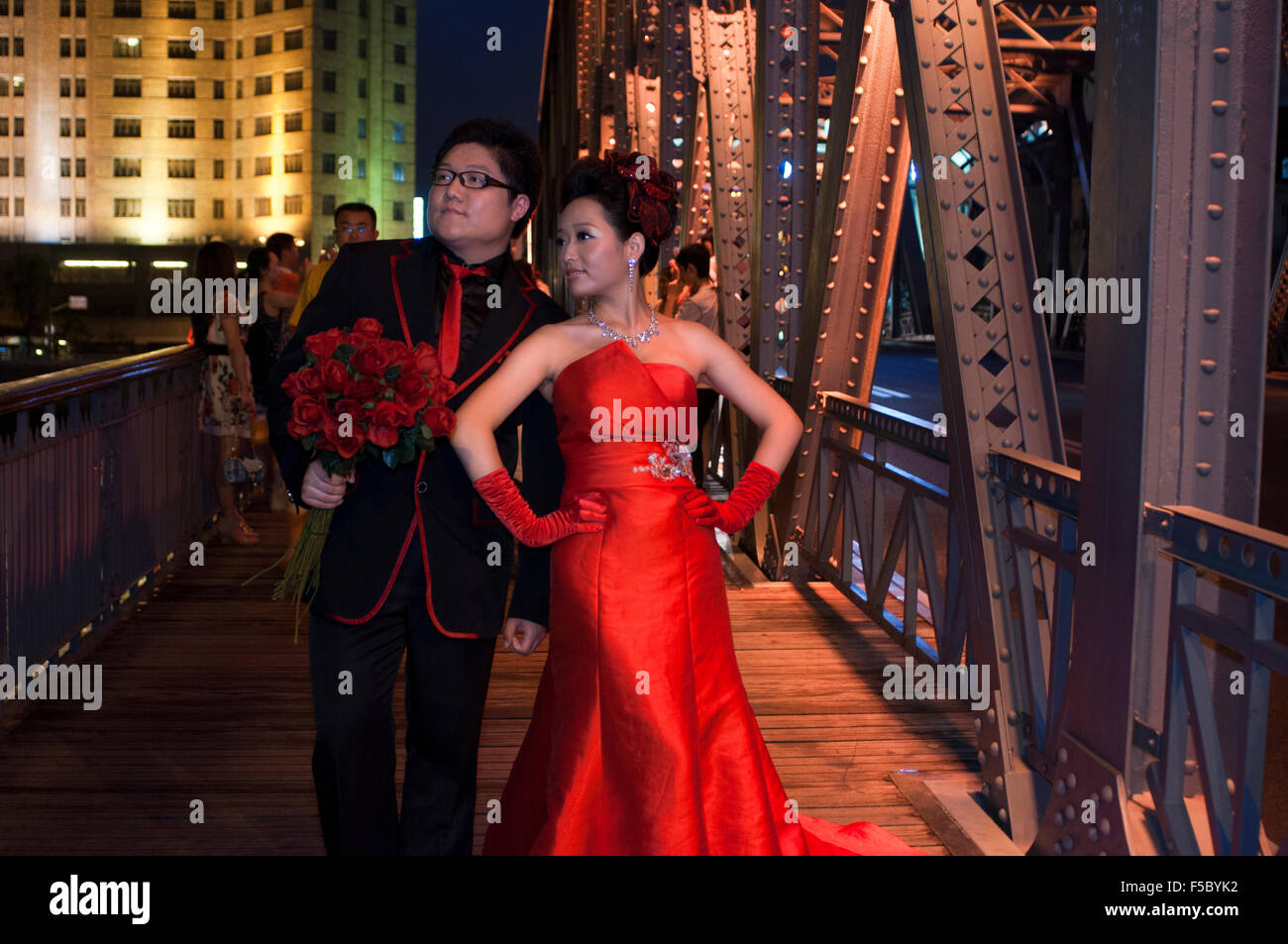 Hochzeitsfotografie in Gartenbrücke shanghai. Suzhou Creek, Waibaidu (Garten) Brücke, Nachtbeleuchtung, Shanghai, China. Th Stockfoto