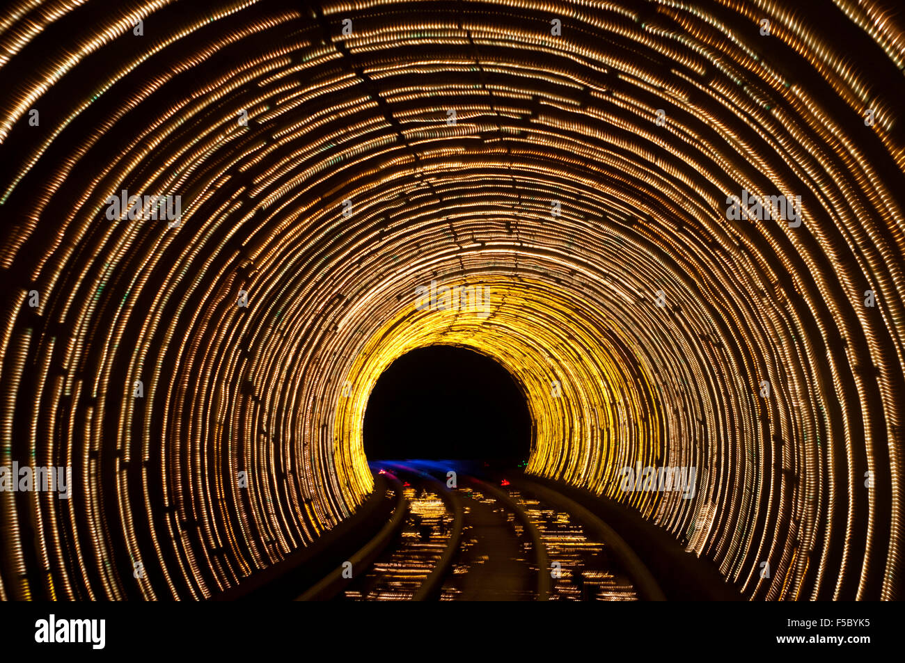 Verschwommen Bewegung Lichtspuren in einen Eisenbahntunnel unter dem Huangpu-Fluss verbindet den Bund nach Pudong, Shanghai, China, Asien. Der col Stockfoto