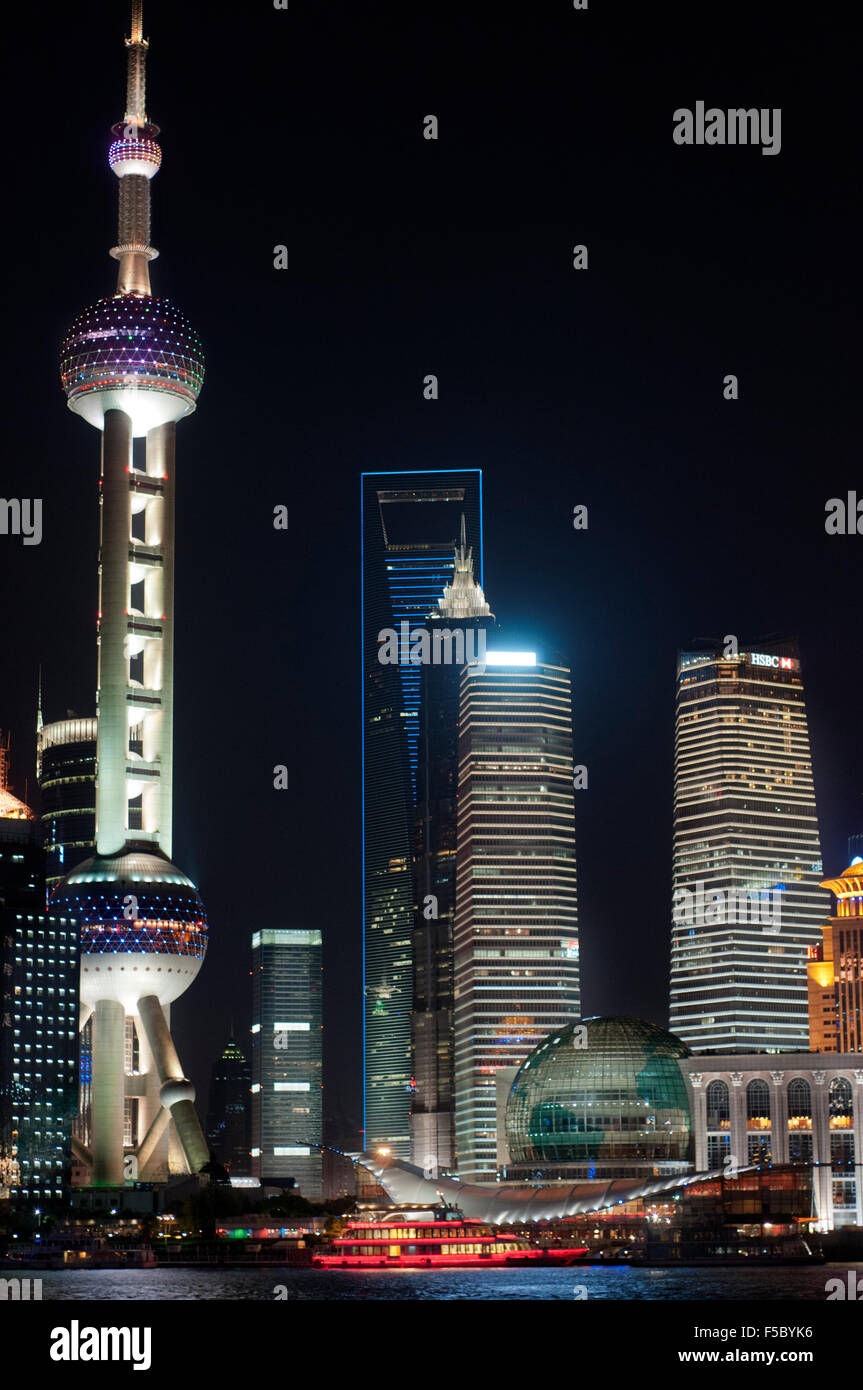 Pudong-Skyline bei Nacht, Shanghai, China. Skyline von Pudong vom Bund, mit Wahrzeichen Oriental Pearl Tower und Jin M gesehen Stockfoto