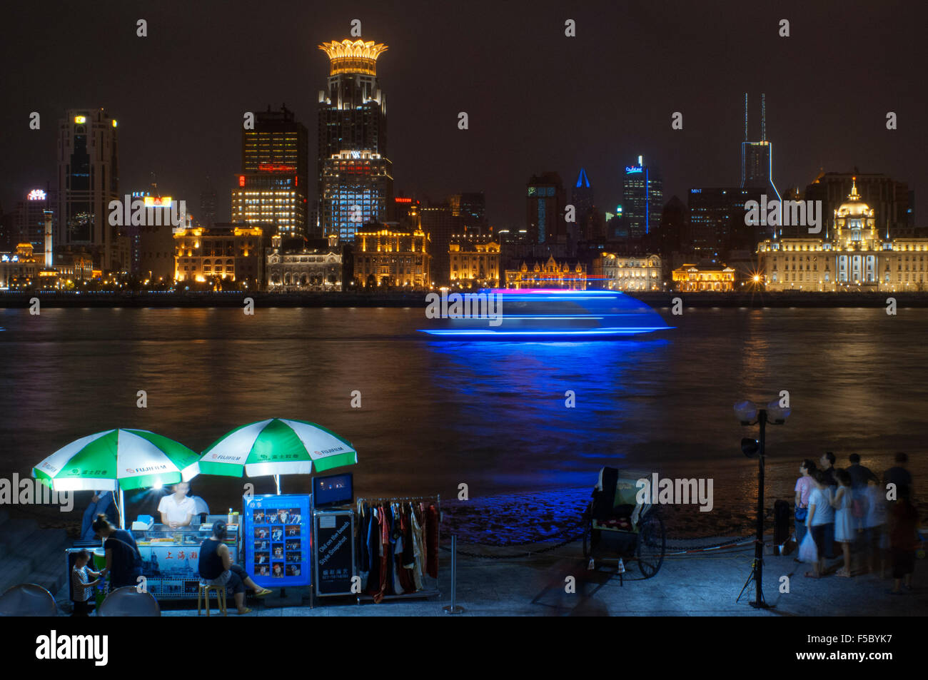 Der Bund in der Nacht und des Huangpu-Flusses. Der Bund-Promenade, Shanghai, China. Skyline von Shanghai China Shanghai Tourist angesehen Stockfoto