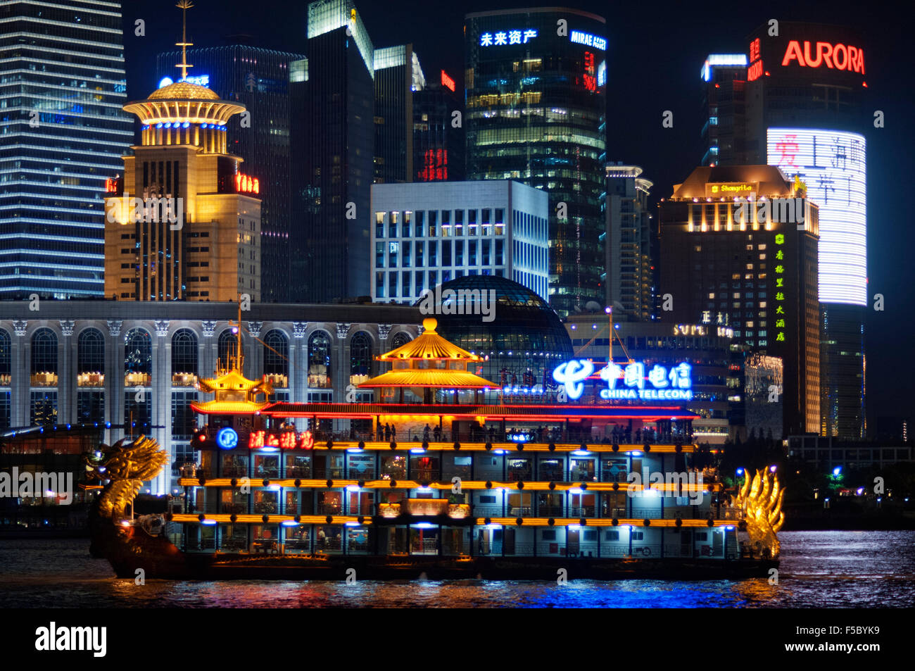 Pudong-Skyline bei Nacht, Shanghai, China. Skyline von Pudong vom Bund, mit Wahrzeichen Oriental Pearl Tower und Jin M gesehen Stockfoto