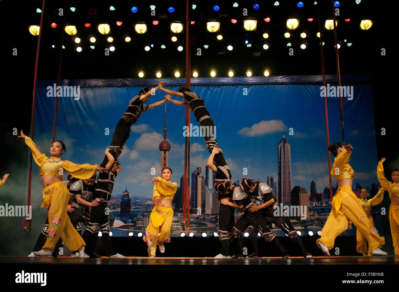 Shanghai-Zentrum. Shanghai Zaji Tuan. Acrobat Leistung Shanghai Centre Shanghai China. Leistung, Menschenpyramide Publikum Sta Stockfoto