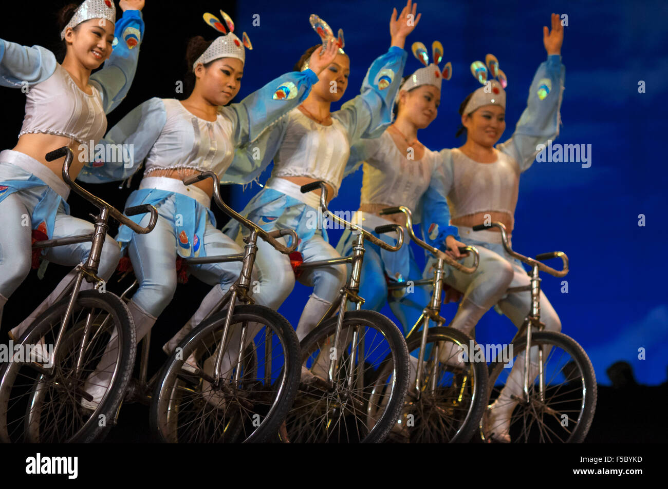 Acrobat Fahrrad Leistung Shanghai Centre Shanghai China. Shanghai-Zentrum. Shanghai Zaji Tuan. Innerhalb einer Shanghai-Truppe von Stockfoto