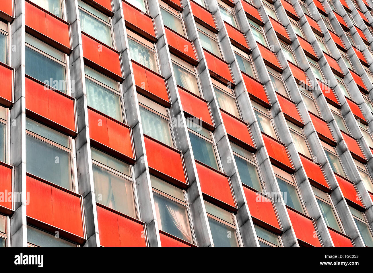 Mehrstöckiges Bürogebäude mit Terrakotta-Platten Stockfoto