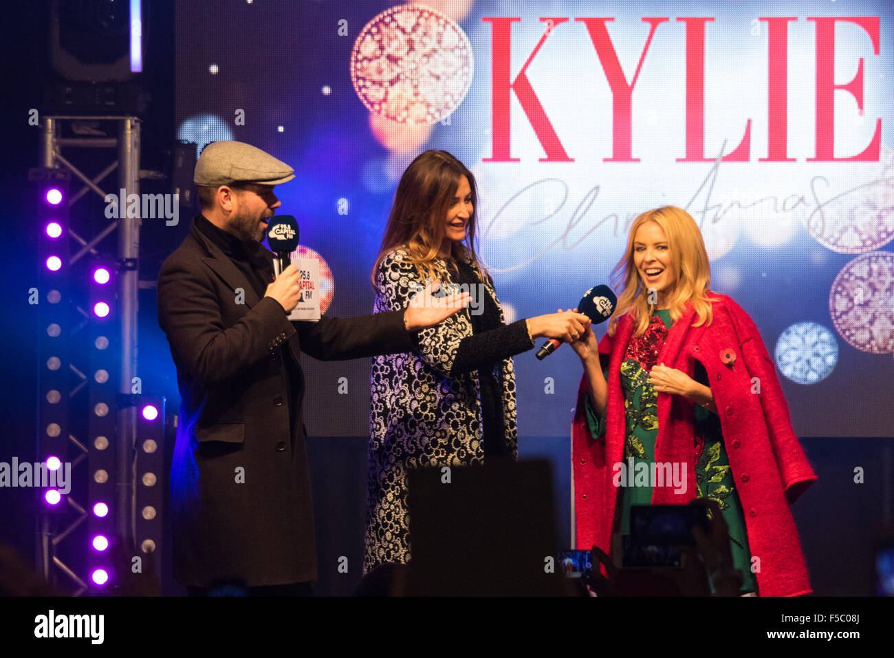 Oxford Street, London, UK. 1. November 2015. Tausende zu sehen wie Kylie Minogue die Festtage im Gange in London wird als sie auf die Weihnachtsbeleuchtung in der Oxford Street wechselt. Mit Capital FM DJ Lisa Snowden und Dave Berry läuft die Show führen 2014 X-Factor-Gewinner Ben Haenow und Runner-up Fleur Osten ihre neuen Singles, zusammen mit Auftritten von Gabrielle Aplin und die Besetzung von Matilda The Musical. Bildnachweis: Paul Davey/Alamy Live-Nachrichten Stockfoto