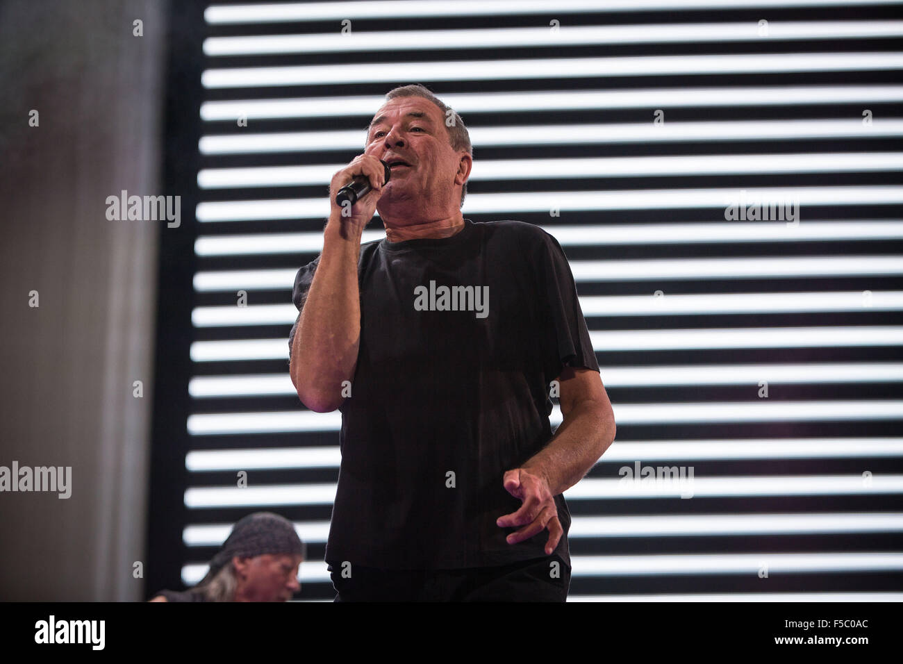 Italien. 31. Oktober 2015. Ian Gillan der englischen Rockband Deep Purple im Bild auf der Bühne, wie sie live im Mediolanum Forum Assago in Mailand auftreten. © Roberto Finizio/Pacific Press/Alamy Live-Nachrichten Stockfoto