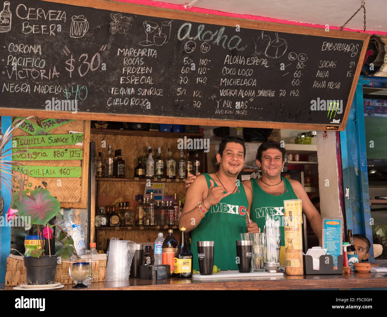 Barkeeper an der Aloha Bar in Sayulita, Riviera Nayarit, Mexiko. Stockfoto