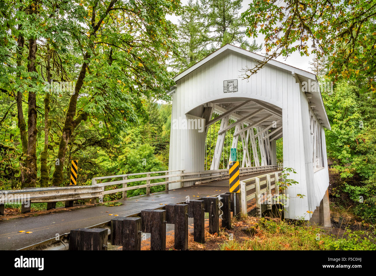 Kurze überdachte Brücke, Linn County, Oregon. Stockfoto