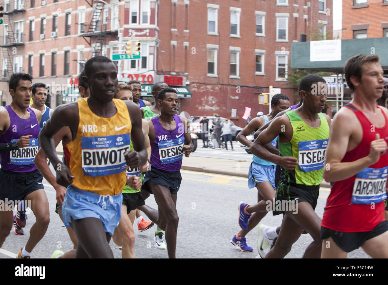 New York, New York, USA. 1. November 2015. Spitzenreiter in der New York Marathon 2015 entlang 4th Avenue in Brooklyn mit Stanley Biwott (links) von Kenia dem späteren Sieger. Bildnachweis: David Grossman/Alamy Live-Nachrichten Stockfoto