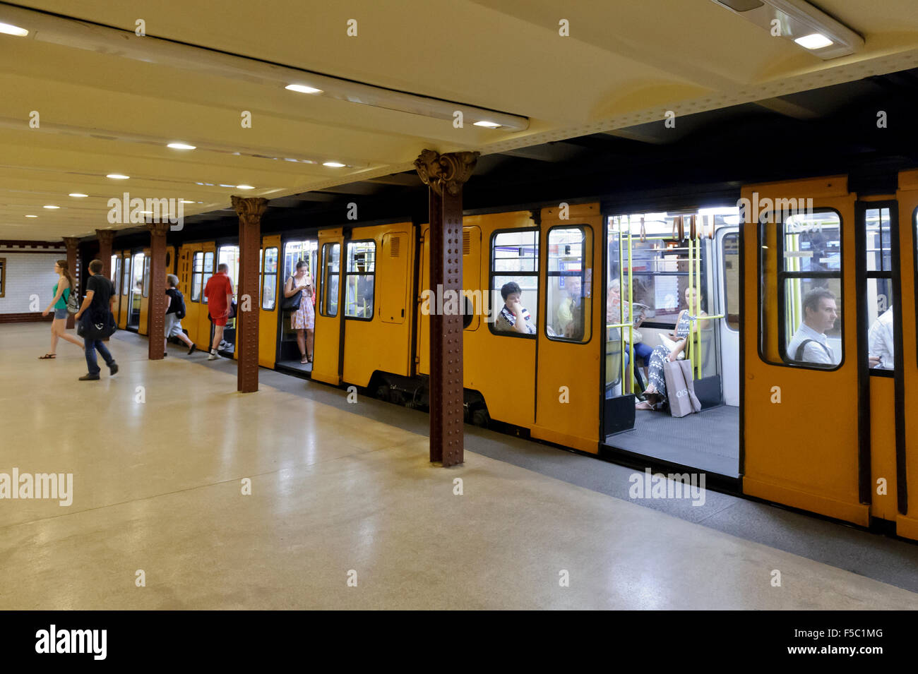 Eine stationäre Zug an einer Station in Budapest, Ungarn Stockfoto