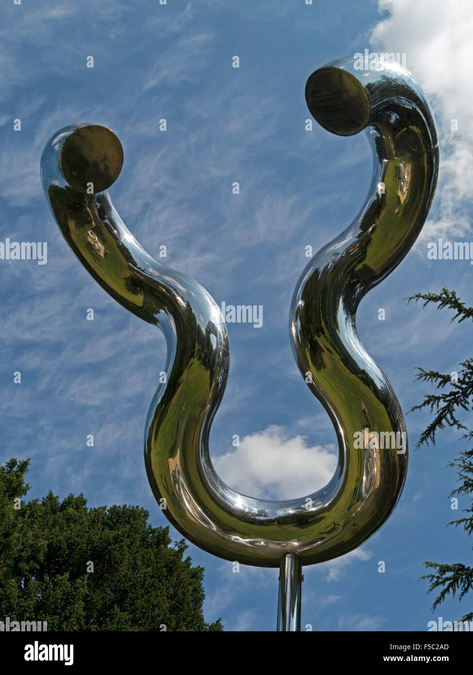 Chrom plattiert Edelstahl-Skulptur mit dem Titel "Osaka" von Antanas Brazdys, Egerton Lodge Memorial Gardens, Melton Mowbray, Großbritannien Stockfoto