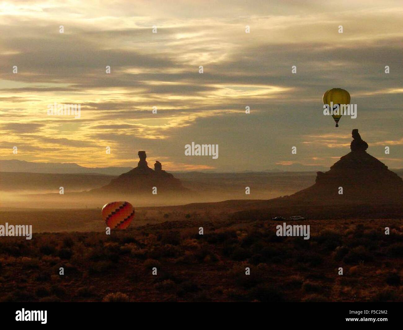 Heißluftballons über das Tal der Götter während der jährlichen Bluff International-Ballon-Festival in der Nähe von Bluff, Utah. Stockfoto