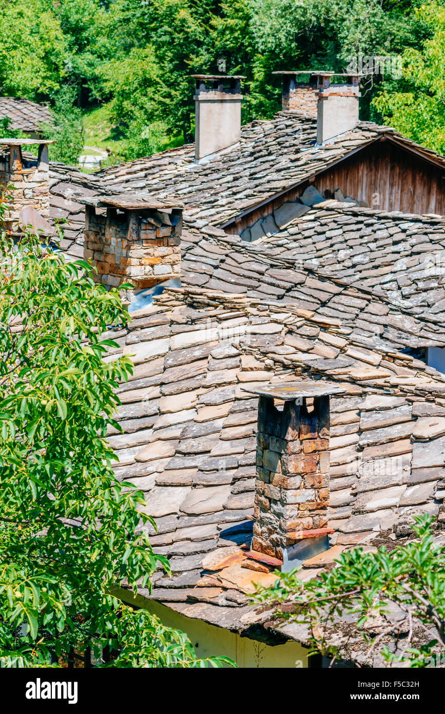 Authentische bulgarische Dächer und Kamine Stockfoto