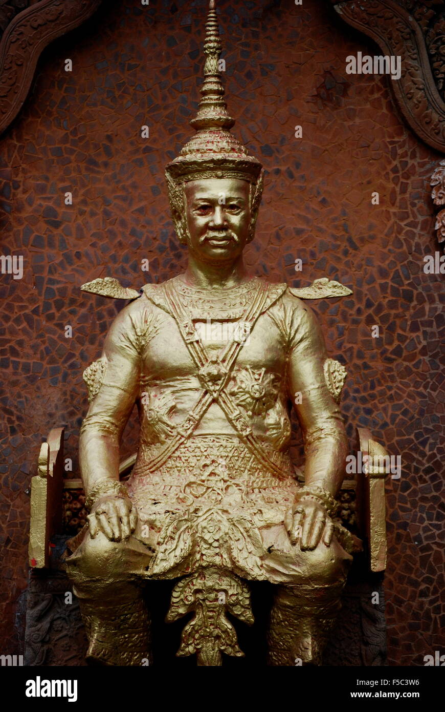 Goldene Statue eines Königs in Phnom Penh Kambodscha Stockfoto