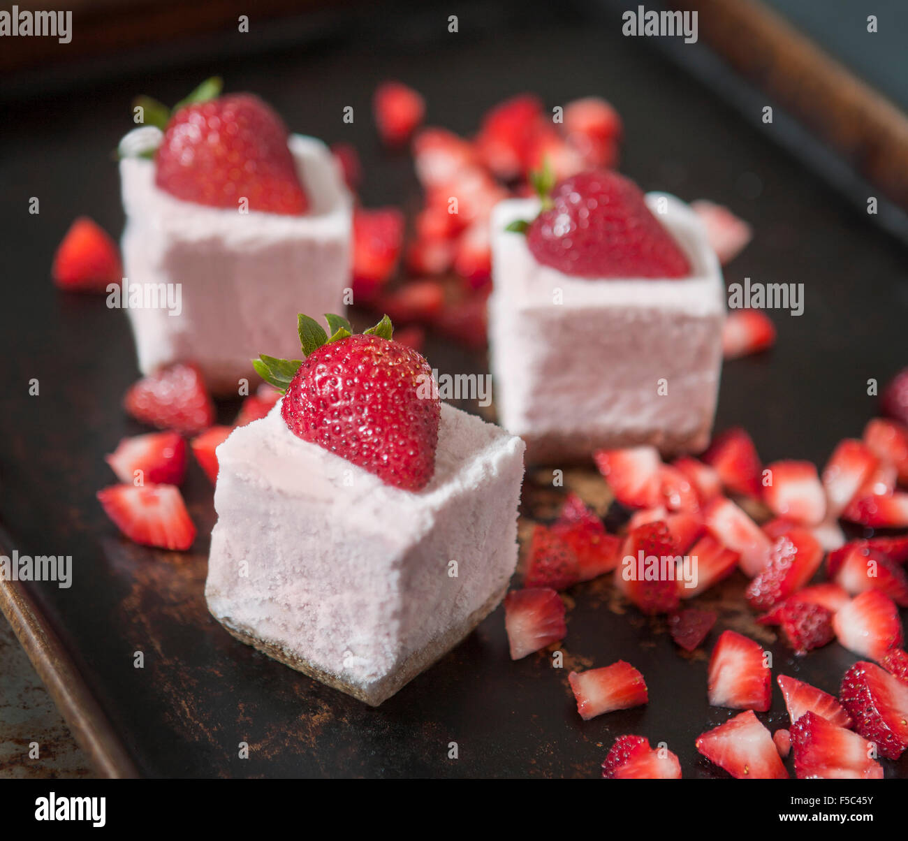 Strawberry Frozen Joghurt Bisse mit Keks Kruste Stockfoto