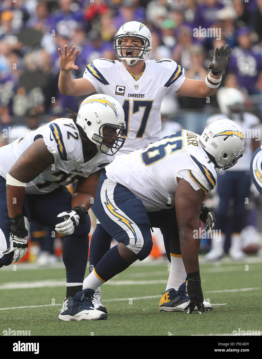 San Diego Chargers QB Philip Rivers (17) hat Probleme mit der Menge Lärm während eines Spiels gegen die Baltimore Ravens M & T Bank Stadium in Baltimore, MD am 1. November 2015. Foto / Mike Buscher/Cal Sport Medien Stockfoto