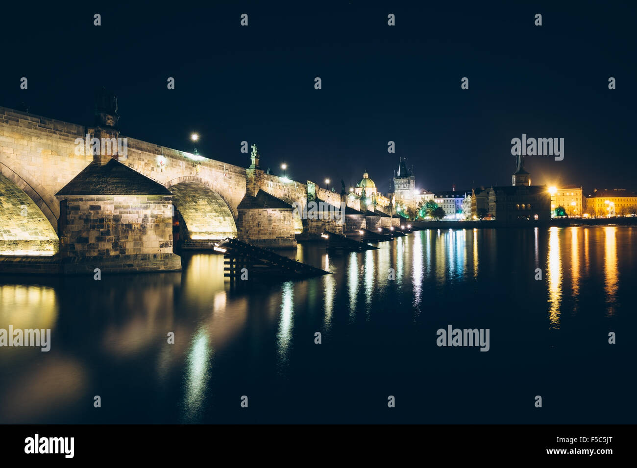 Die Moldau und Karlsbrücke bei Nacht in Prag, Tschechien. Stockfoto