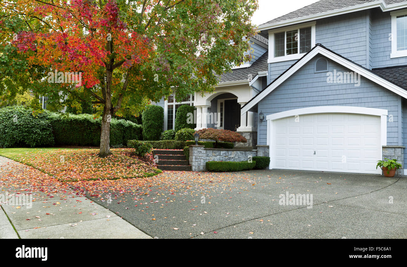 Einfamilienhaus-USA - große moderne USA Einfamilienhaus mit Bäumen und Rasen im Herbstsaison Stockfoto