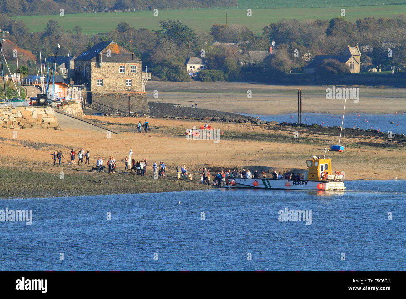 Rock-Fähre bei Ebbe im Herbst an der Mündung des Flusses Camel auf dem Weg nach/von Padstow nach Rock, North Cornwall, England, UK Stockfoto