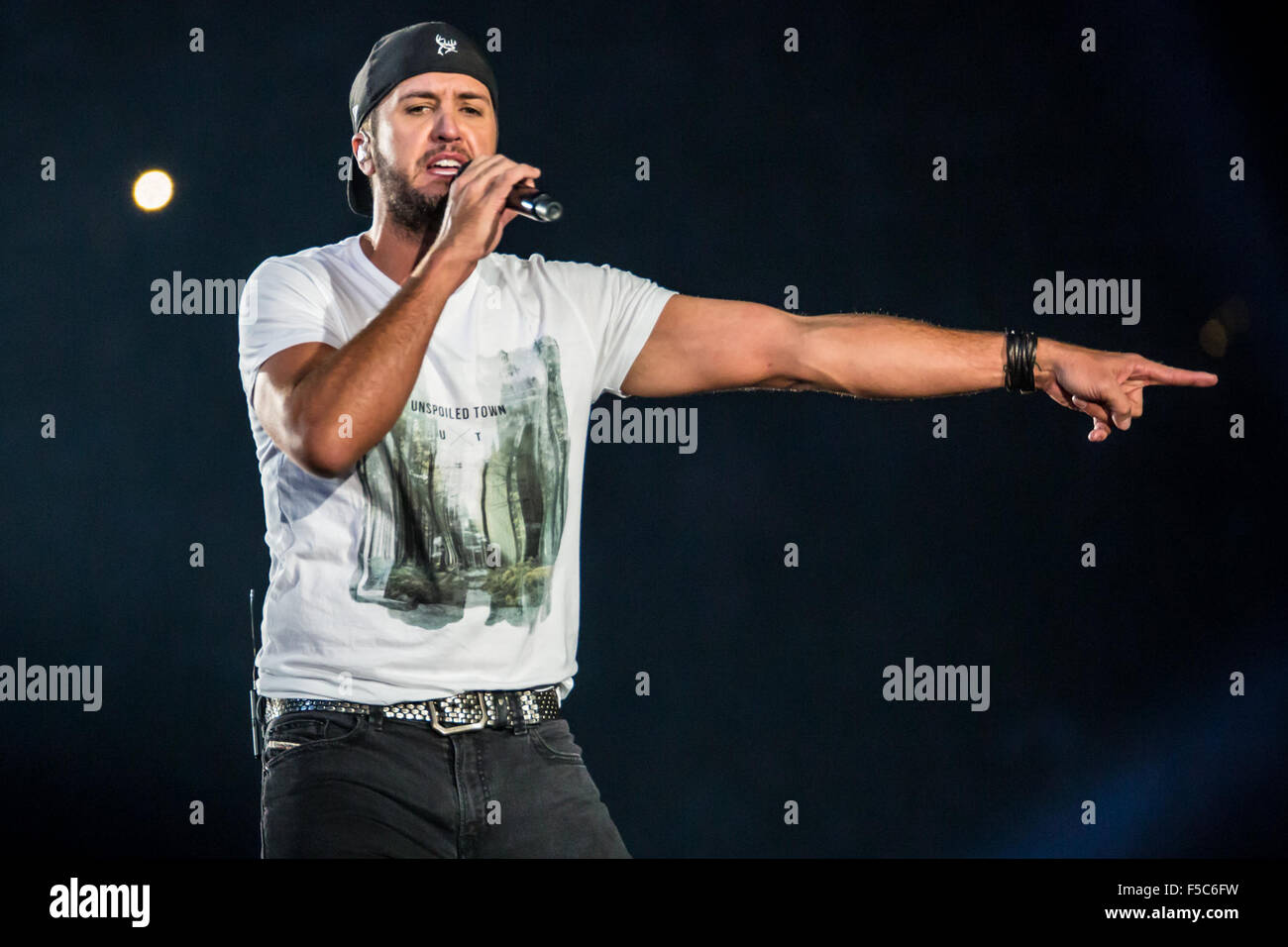 Detroit, Michigan, USA. 30. Oktober 2015. LUKE BRYAN durchführen auf seinen Kick The Dust Up Tour im Ford Field in Detroit, MI am 30. Oktober 2015 © Marc Nader/ZUMA Draht/Alamy Live News Stockfoto