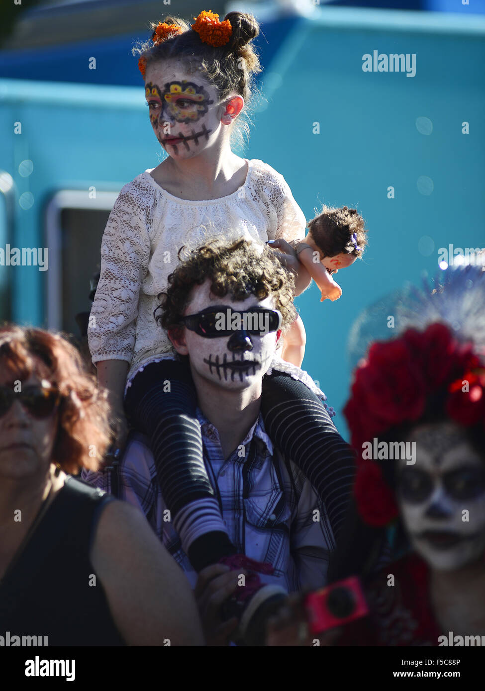 Albuquerque, NEW MEXICO, USA. 1. November 2015. 110115.7-jährige Olivia Porter, bekommt einen besseren Überblick über den Dia de Los Muertos Ringelblume Parade von den Schultern ihres Bruders Elliot Porter, 13. Bilder aus dem Monat auf Sonntag, 1. November 2015. / Adolphe Pierre-Louis/Journal. © Adolphe Pierre-Louis/Albuquerque Journal/ZUMA Draht/Alamy Live-Nachrichten Stockfoto