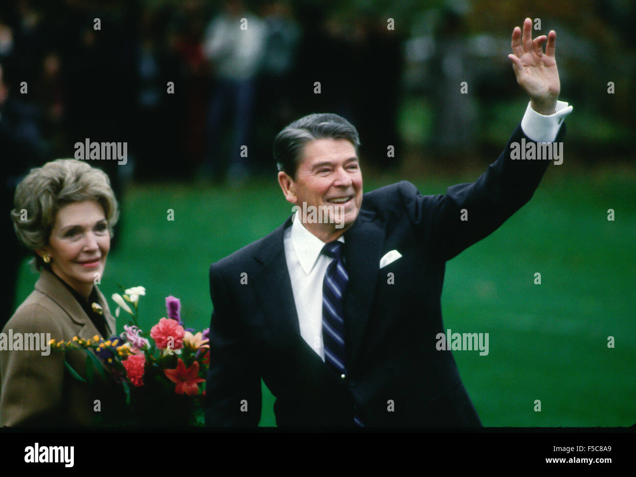 Washington, DC.  November 1985 Präsident Ronald Reagan und FIrst Lady Nancy Reagan Welle um eine Menge von Touristen warten auf dem South Lawn bei ihrer Ankunft zurück im Weißen Haus. Dieses Bild wurde in "Newsweek" Zeitschrift 25.11.1985 veröffentlicht. Bildnachweis: Mark Reinstein Stockfoto
