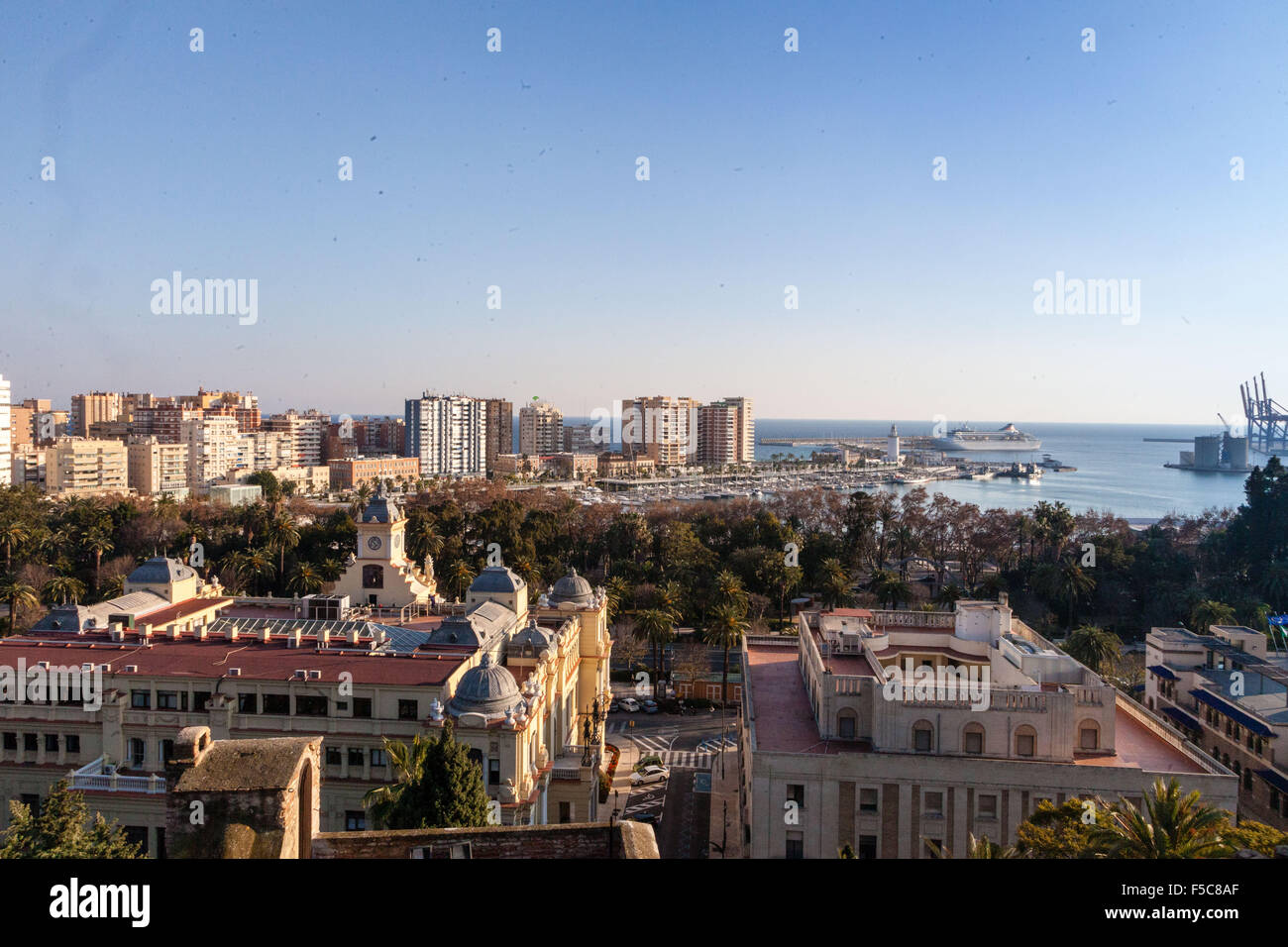 Malaga Spanien-Blick auf den Hafen vom hohen Gelände. Stockfoto