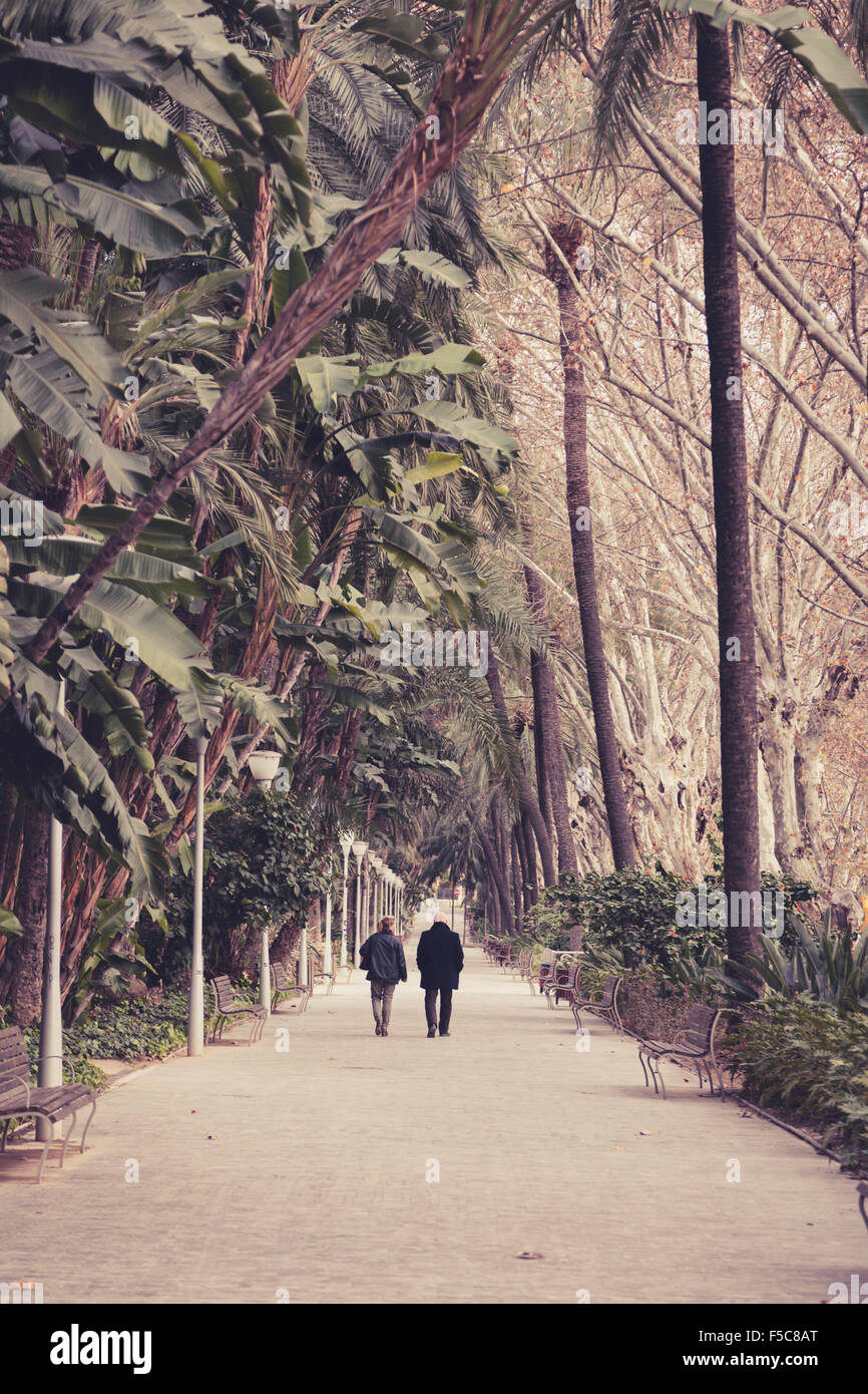 gemeinsam, gehen entlang einer Promenade Malaga einen öffentlichen Spaziergang Weg unweit der Uferpromenade spazieren. Stockfoto