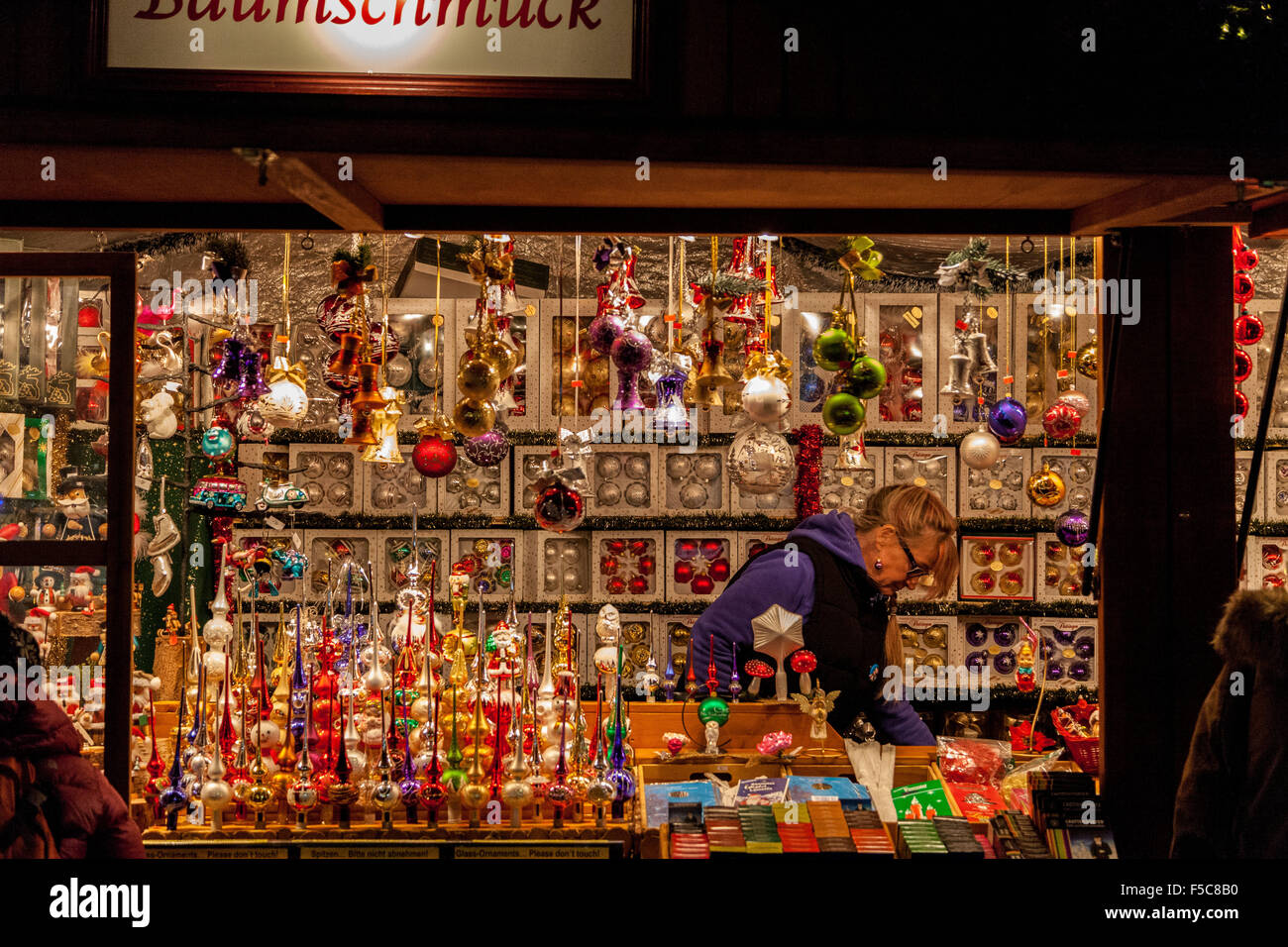 Weihnachtsmarkt stand gefüllt mit Spielzeug und Schmuck Stockfotografie -  Alamy