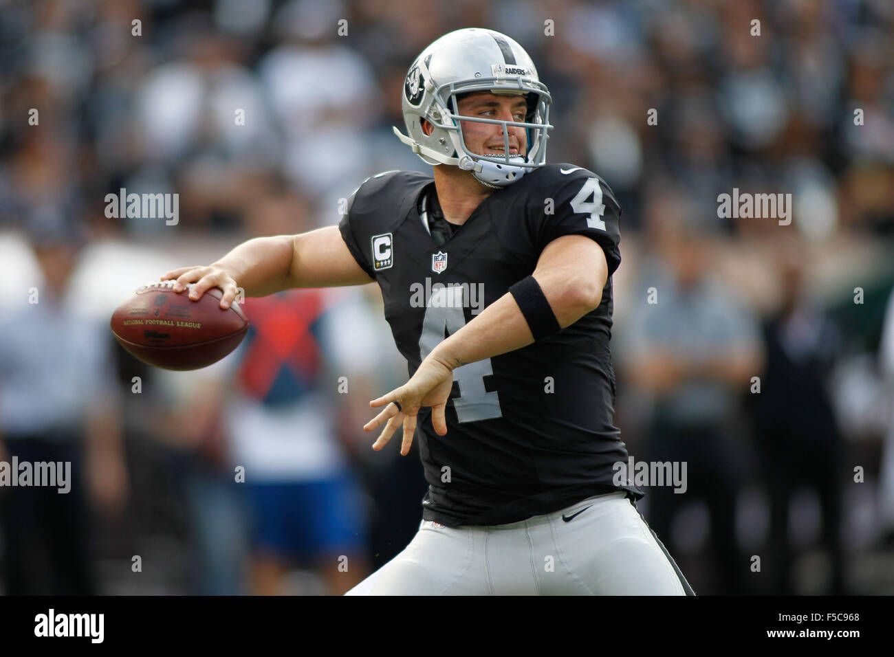 1. November 2015; Oakland, CA, Vereinigte Staaten; Oakland Raiders Quarterback Derek Carr (4) bereitet sich auf den Ball zu werfen, während die NFL-Spiel im O.co Coliseum. Die Oakland Raiders besiegten die neue Your Jets mit einer Punktzahl von 34-20. Bildnachweis: Stan Szeto/CSM Stockfoto