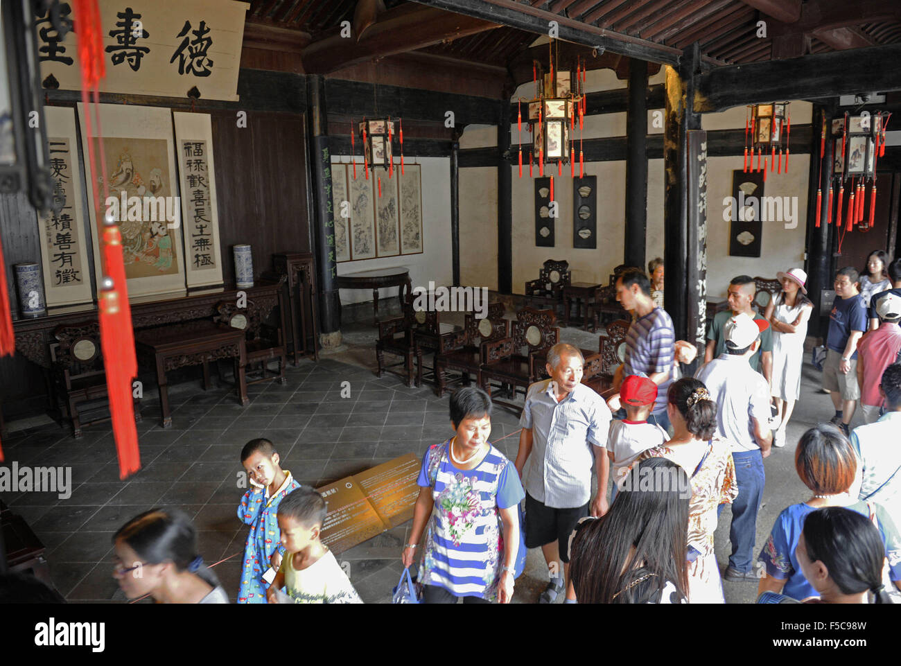 Hangzhou, China Zhejiang Provinz. 26. August 2015. Touristen besuchen die ehemalige Residenz von Lu Xun, einer der berühmtesten zeitgenössischen chinesischen Schriftsteller, in Shaoxing, Ost-China Zhejiang Provinz, 26. August 2015. Nach den neuesten Zahlen des Zhejiang Tourism Bureau besucht 402 Millionen Touristen die Provinz in den ersten drei Quartalen des Jahres 2015 nachgeben einen Umsatz von 496,25 Milliarden Yuan (78,7 Milliarden US-Dollar), um 12,7 Prozent im Jahr wachsen. © Tan Jin/Xinhua/Alamy Live-Nachrichten Stockfoto