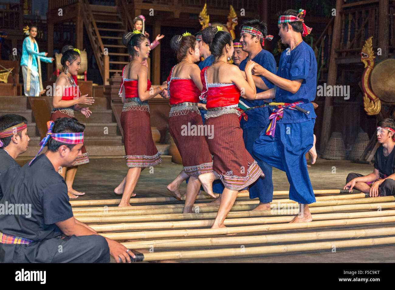 Traditionelle Thai Tänzer, Sampran Riverside Bangkok, Thailand Stockfoto