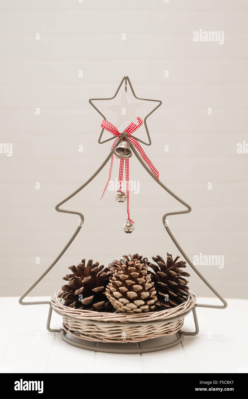 Weihnachts-Deko-Korb mit Tannenzapfen Stockfoto