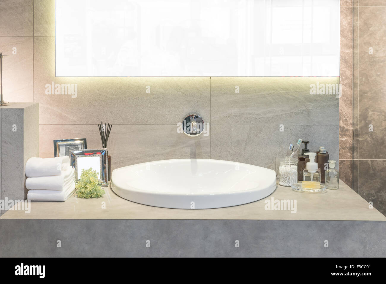 Waschbecken mit Handtuch und Dekoration im Bad Stockfoto