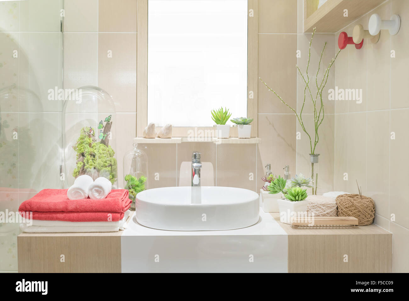 Waschbecken mit Handtuch und Dekoration im Bad Stockfoto