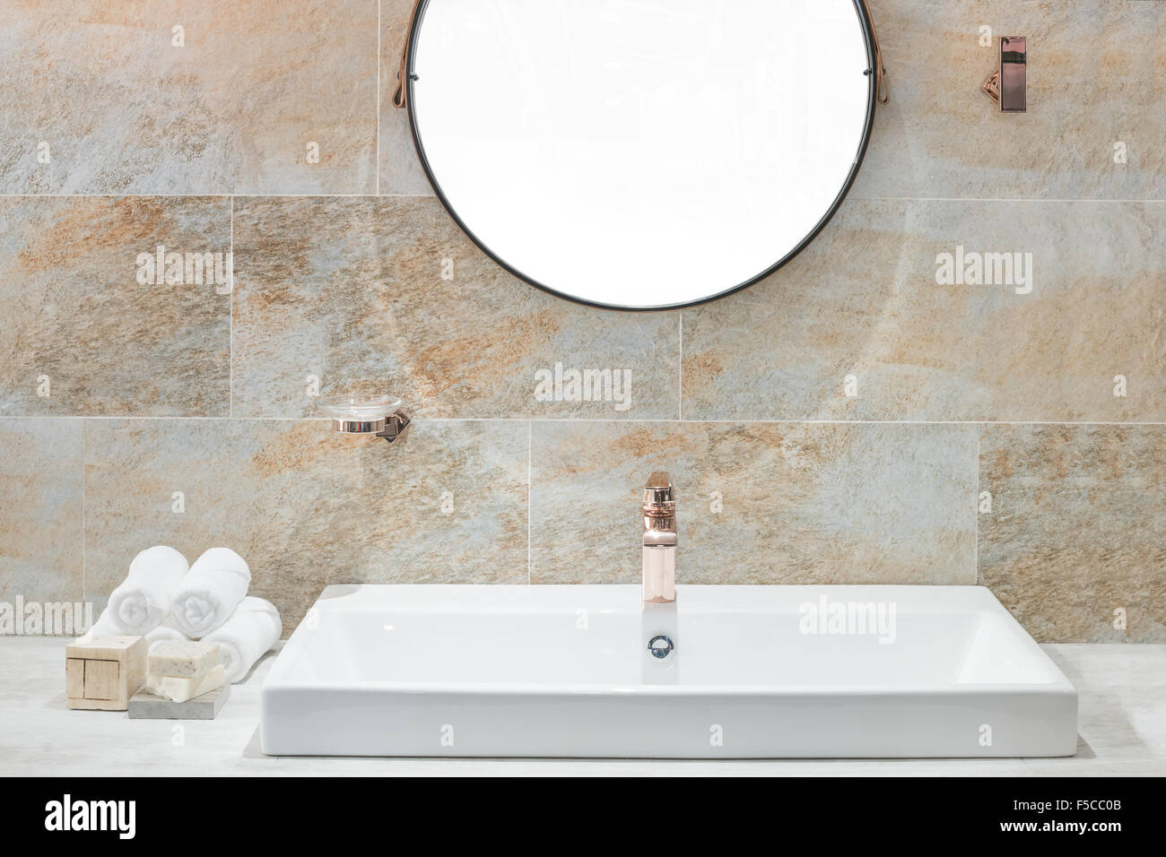 Waschbecken und weißen Handtuch im Badezimmer Stockfoto