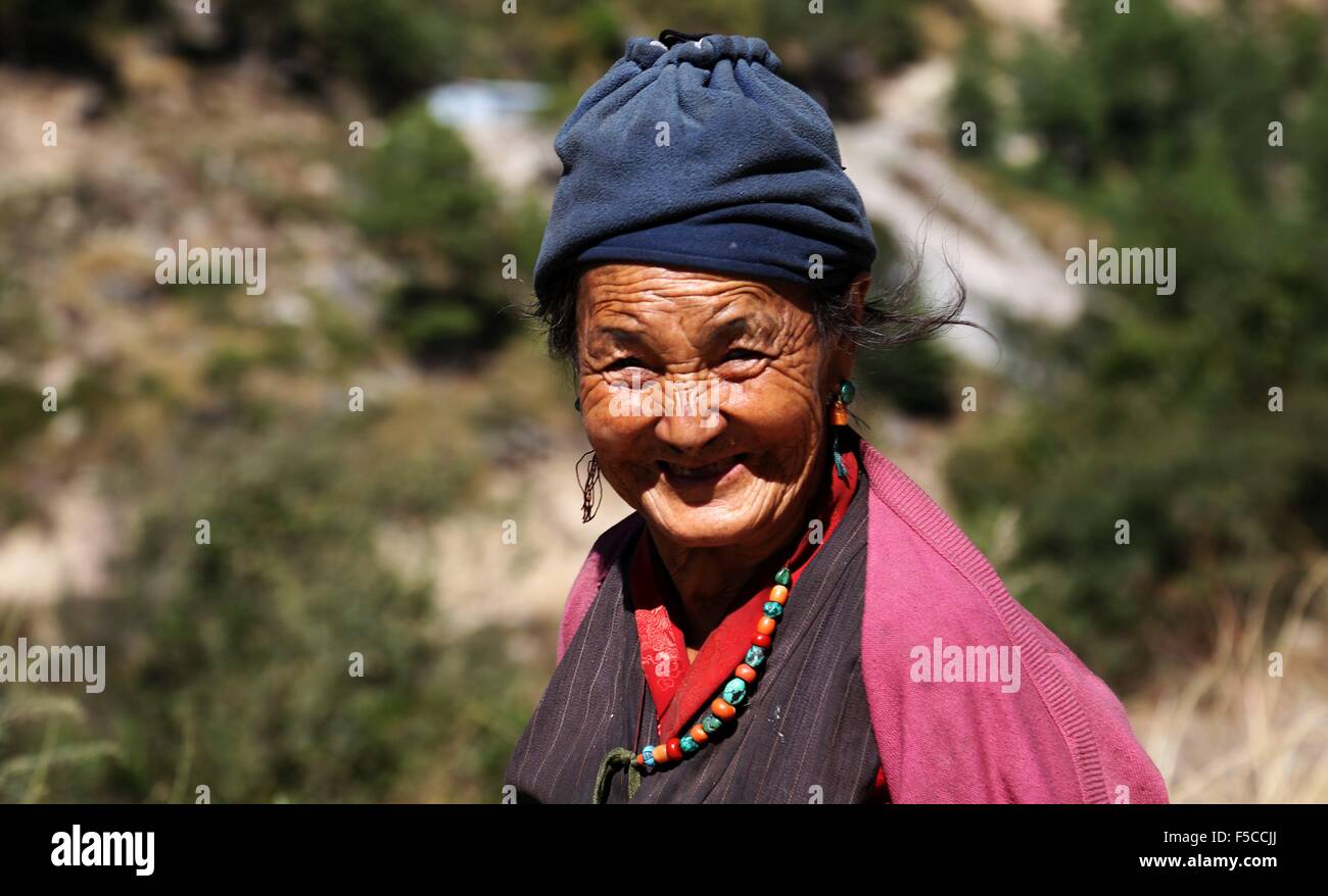 Rasuwa, Nepal. 1. November 2015. Eine ältere Frau lächelt She Rückkehr in ihre Heimat aus dem Bereich am Timure im Rasuwa, Nepal, 1. November 2015. © Sunil Sharma/Xinhua/Alamy Live-Nachrichten Stockfoto