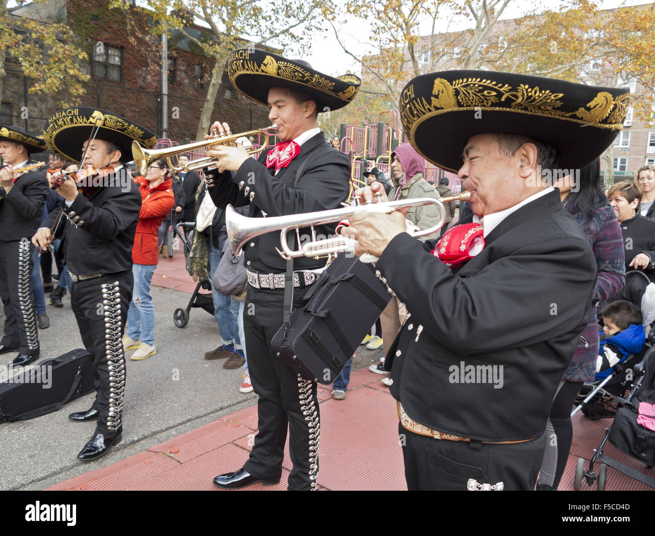 Mariachi-Spieler am Tag der Toten Festival in die Kensington-Abschnitt von Brooklyn, NY, Nov. 1, 2015. Stockfoto