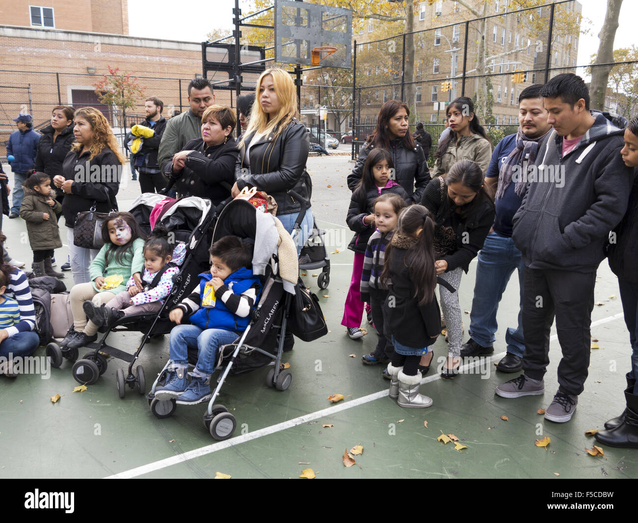 Familien sehen Leistung am Tag der Toten Festival im Kensington Abschnitt von Brooklyn, NY, Nov. 1, 2015. Stockfoto