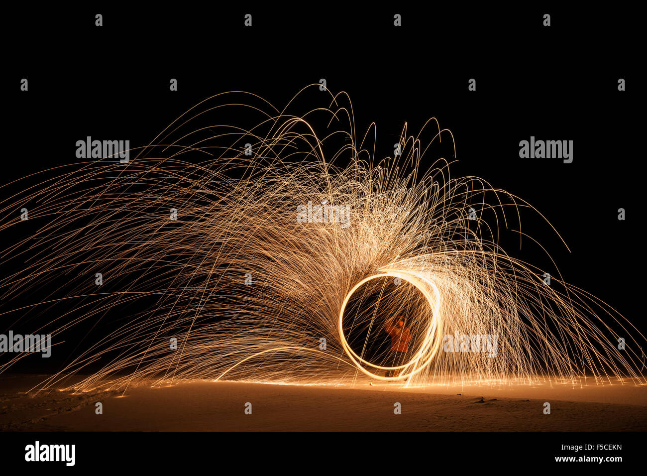 Lightpainting nachts erstellt von Mann wirbelnden Stahlwolle brennen am Ende eines Seils, Ely, MN, USA Stockfoto