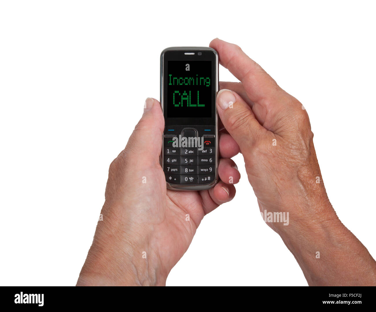 Hände senior Frau mit einem Mobiltelefon eingehenden Rufen Stockfoto