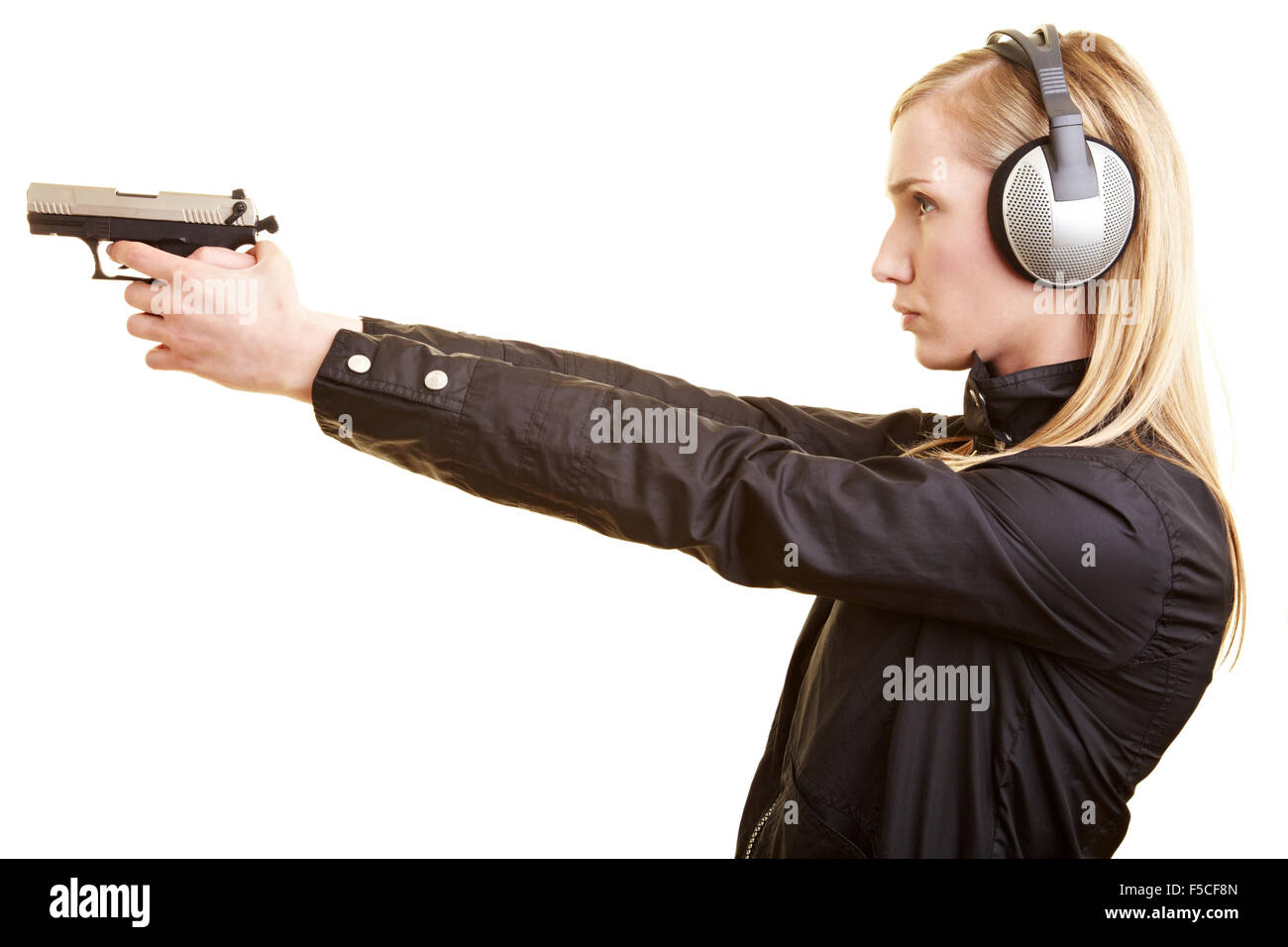 Junge weibliche Shooter mit Pistole und Gehörschutz Stockfoto