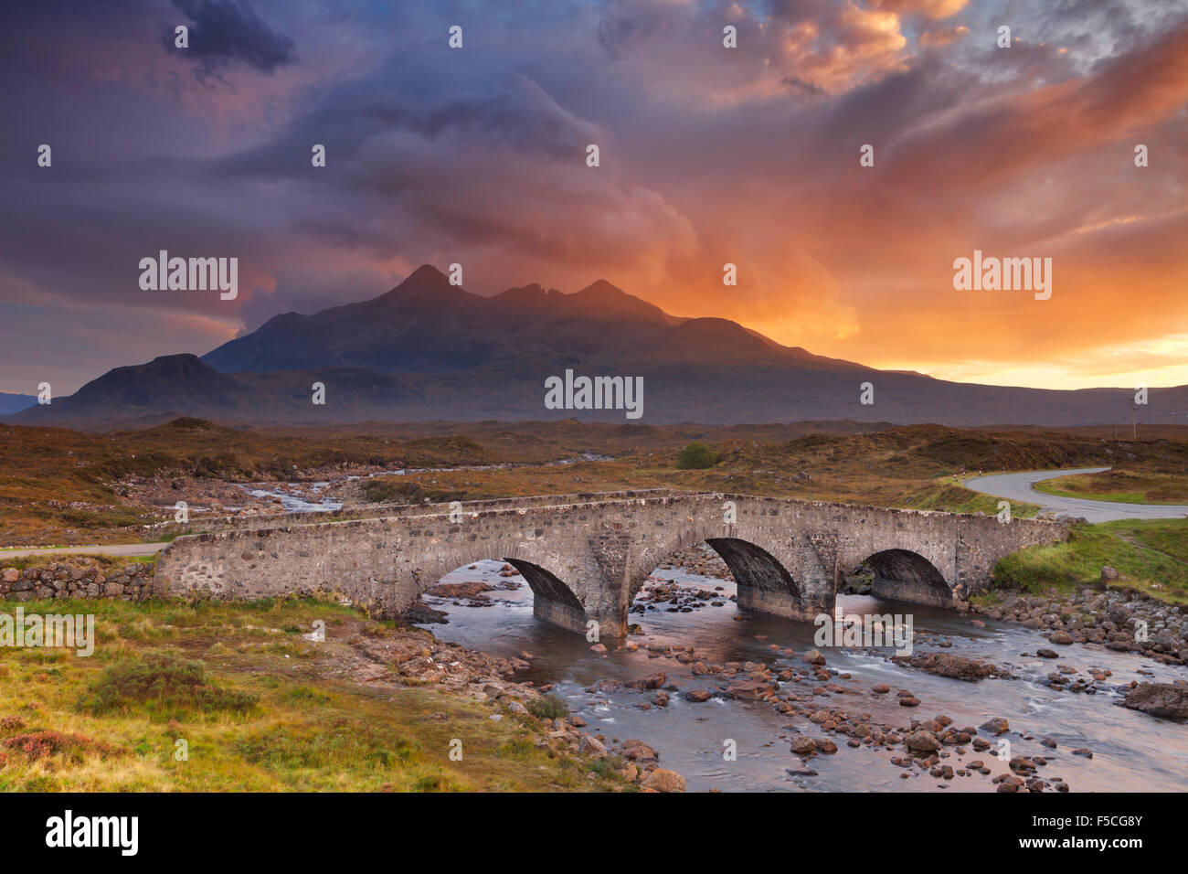 Die Sligachan Brücke mit den Cullins im Hintergrund auf der Isle Of Skye, Schottland. Schöne Wolken bei Sonnenuntergang fotografiert Stockfoto