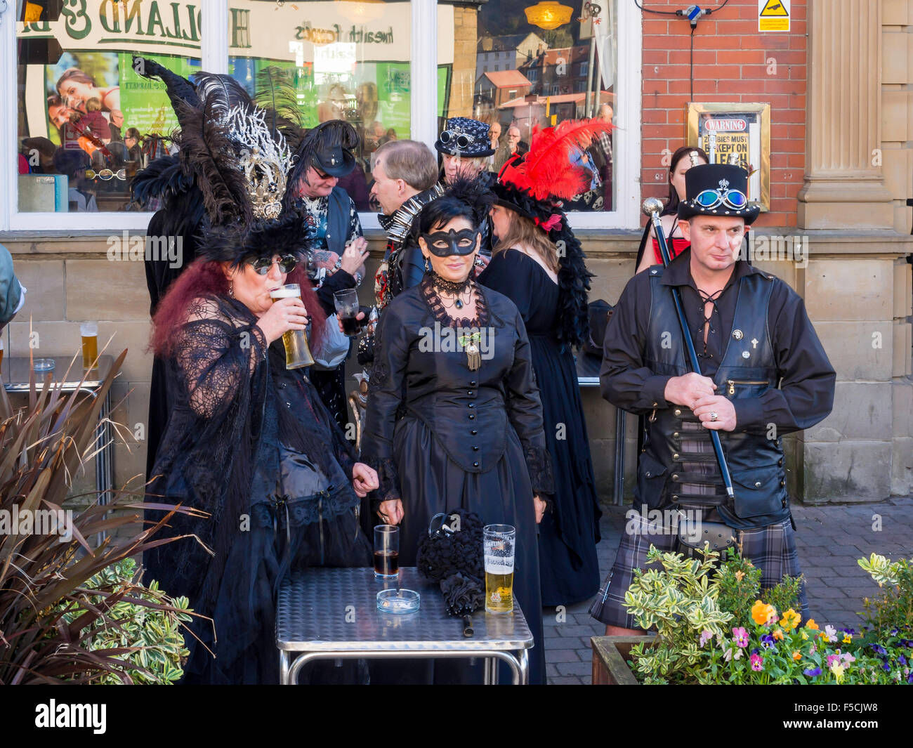 Eine Gruppe von Männern und Frauen, gekleidet als Goten trinken im Delphin Pub am Whitby Gothic Wochenende November 2015 Stockfoto