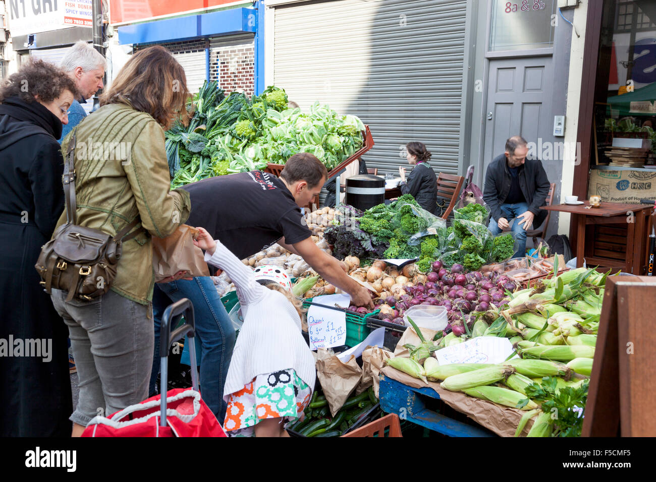 Menschen, die Einkaufen bei einem Landwirt Gemüse Marktstand (Islington Farmer Market, London, UK) Stockfoto