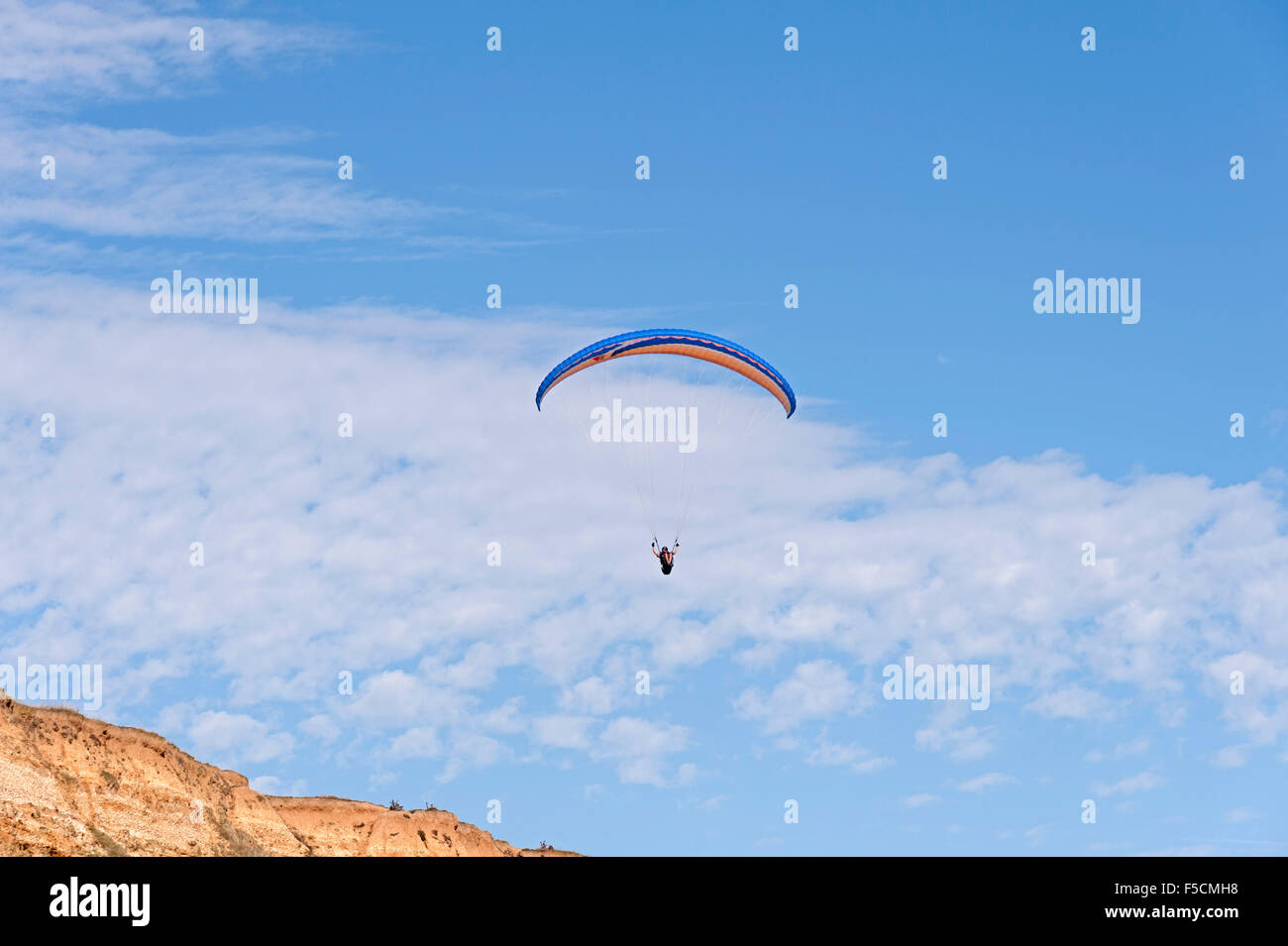 Barton am Meer Strand Hampshire mit Gleitschirmen und Strand Hütten Stockfoto