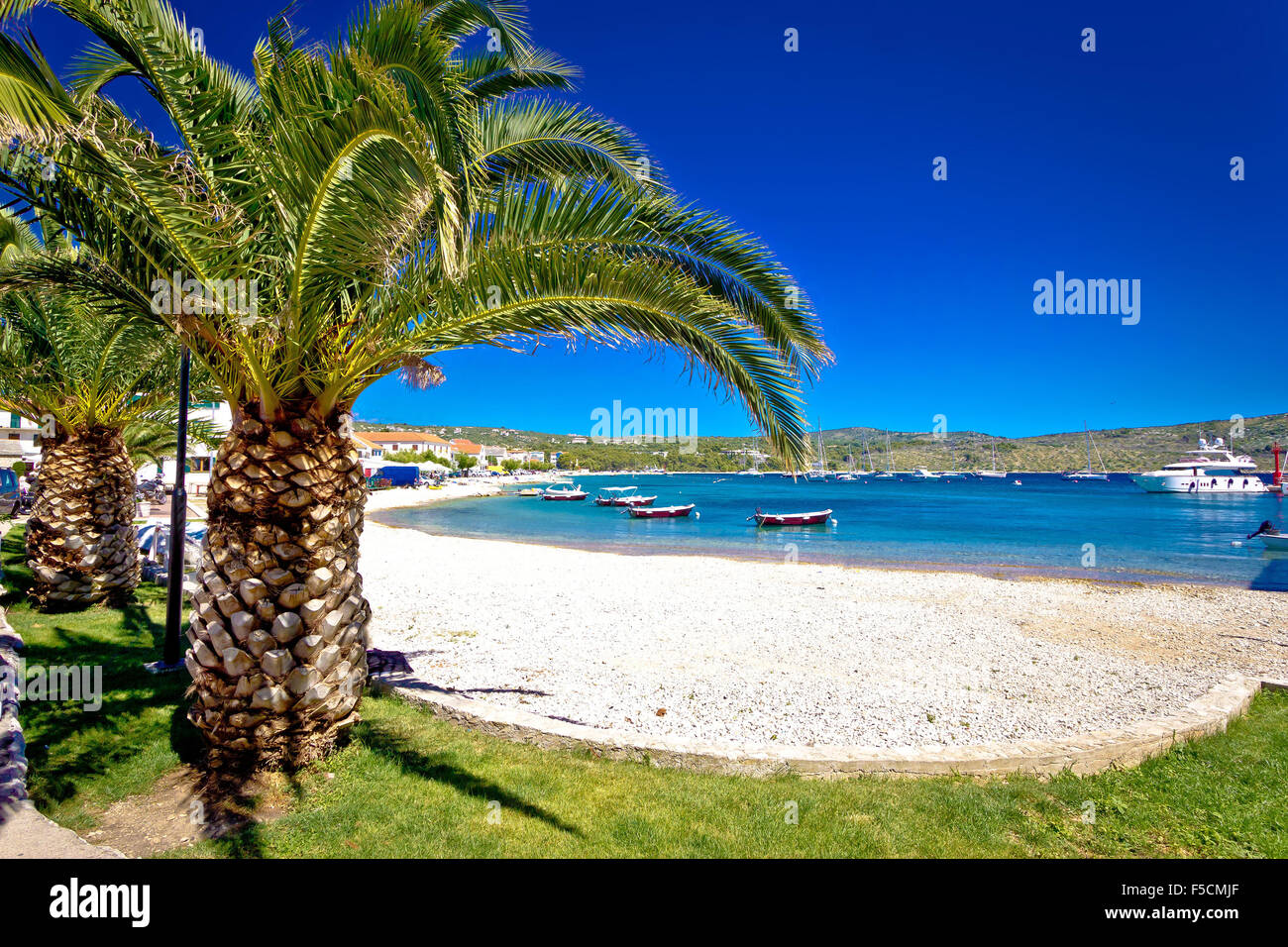 Idyllischen Palmenstrand in Primosten, Dalmatien, Kroatien Stockfoto
